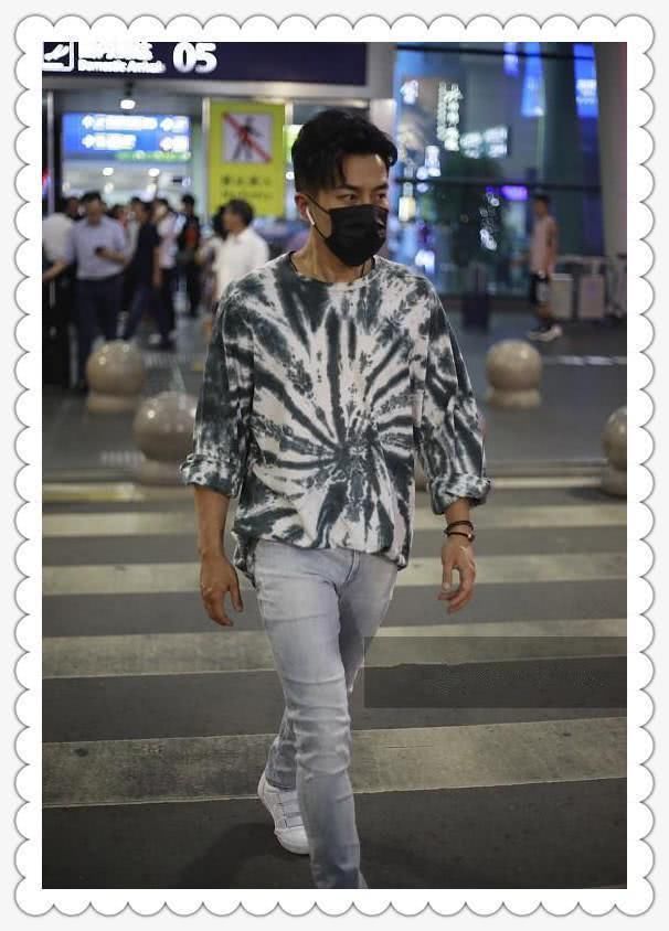 刘恺威深夜独现机场，43岁帅成23岁，网友：杨幂怎么放心的？