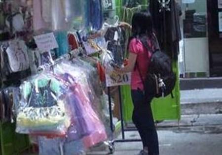 她老公身家几百亿，她却拎几百块的手提袋，来看看她独特的时尚观