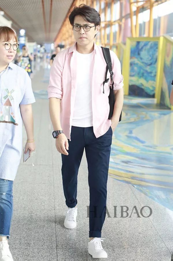 李小璐高调复出靠母女装扮嫩?刘雯一裤两穿太会搭…【海报街拍】