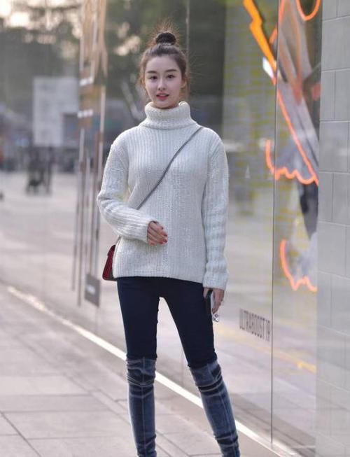  『秀丽』街拍：秀丽端庄的美女，一条白色的连衣裙，时尚优雅女人味