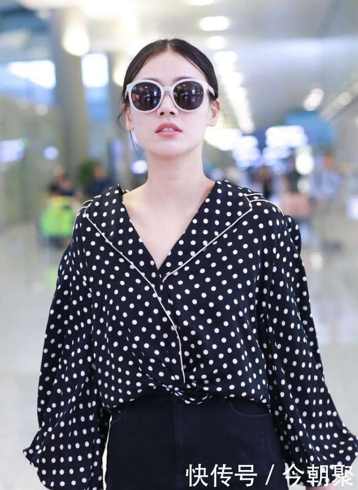 马思纯真着急, 一条短裙被她穿成五五分, 看到她的腿我沉默了