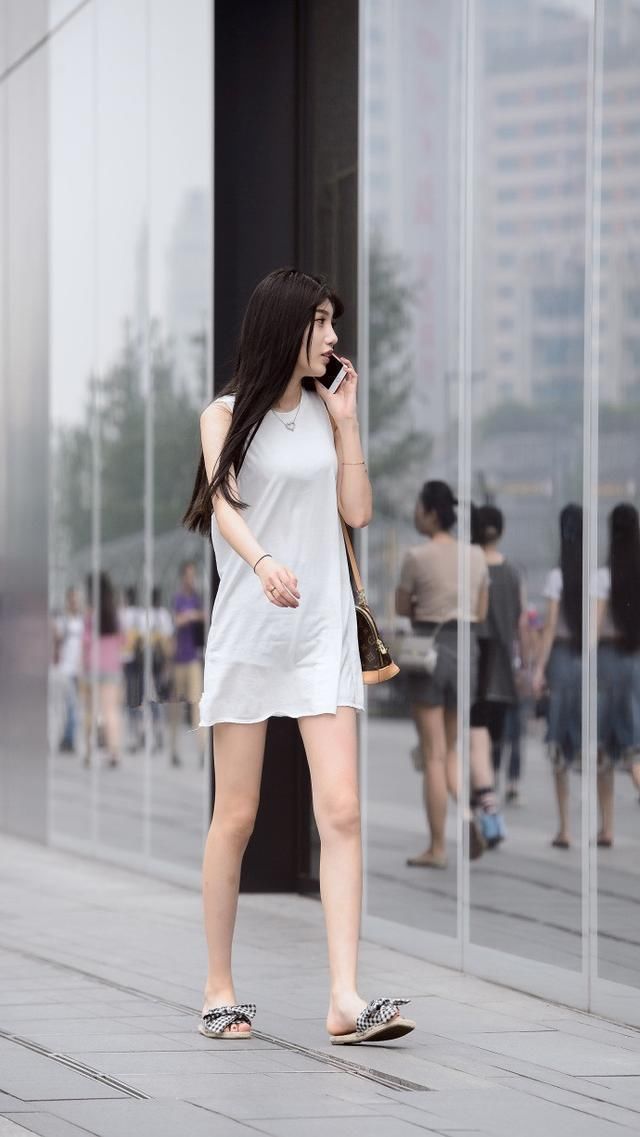 街拍 美女背心连衣裙 带着典雅的魅力 迷人曲线尽显优雅的气质