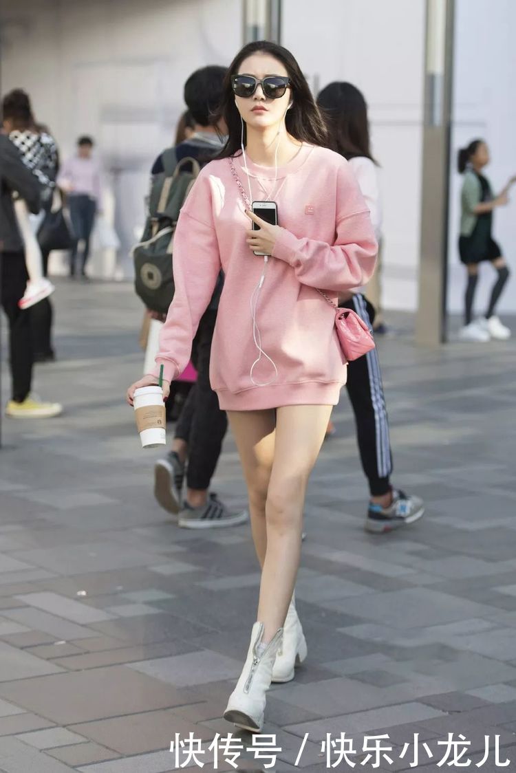 『美女』街拍美女:粉色卫衣搭配