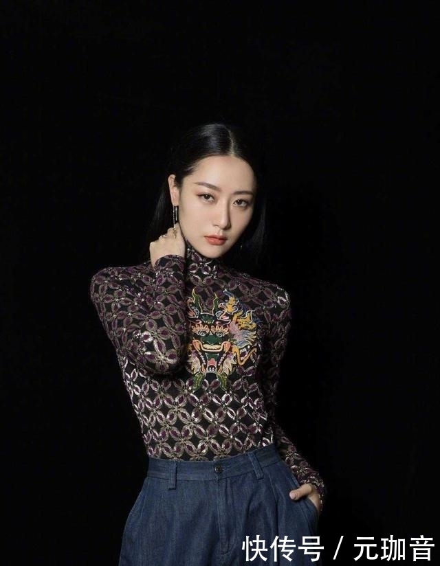 「 不住」她搭配印花上衣却意外时髦,白冰厉害了!拖地阔腿裤一般人吼不住