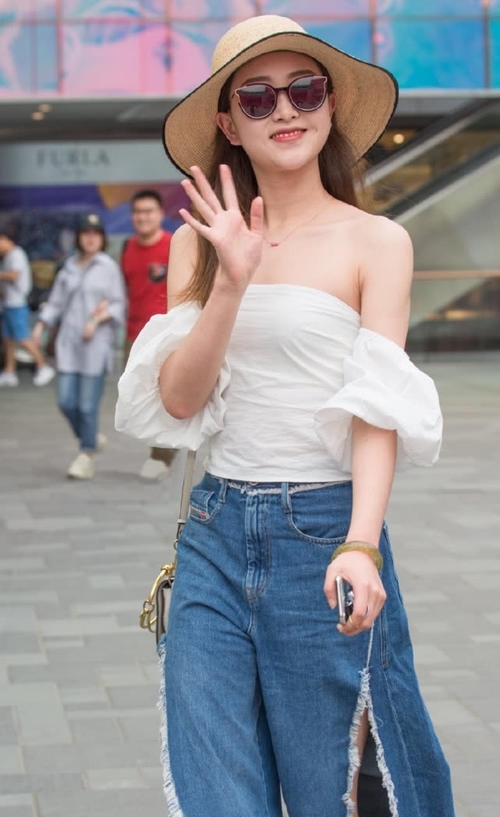 牛仔搭配白色上衣