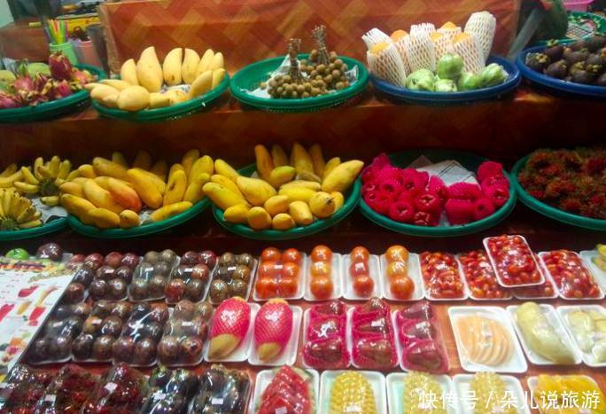 泰国水果摊贴出中文告示牌，中国游客看到后扭头就走，老板：无奈