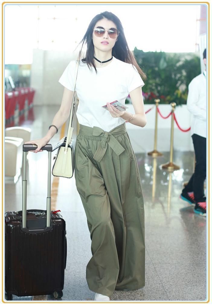 当168张钧宁和178何穗同穿绿色阔腿裤,才知道超模腿真的不好惹