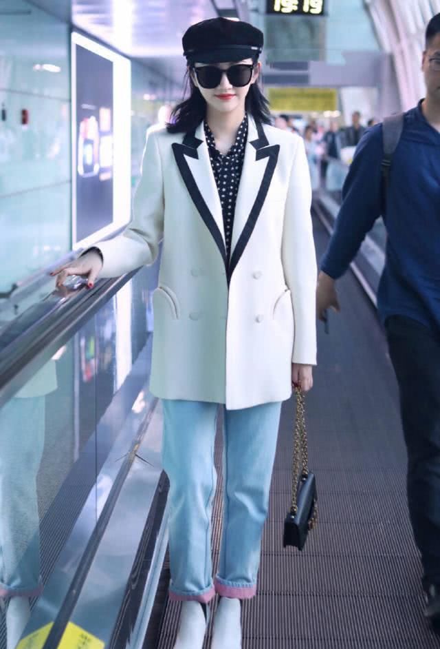  尖角线帽：情商高的女人非常少戴这2款遮阳帽拍照pose，不但显脸大，还特不太好搭衣服