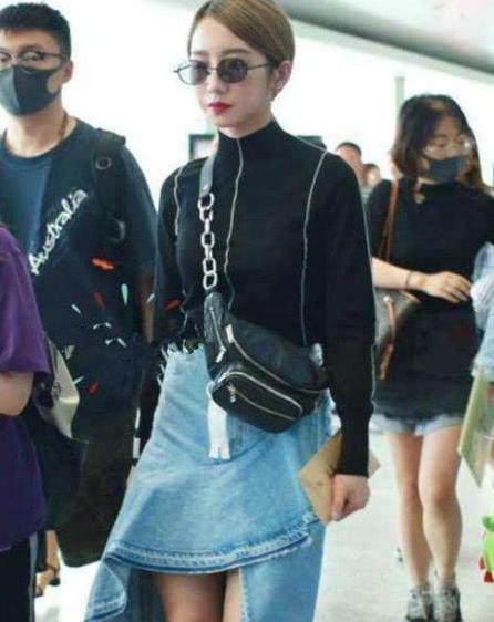 孟美岐真好笑 高价的高跟鞋怕弄脏外套个塑料袋 网友: 真是搞不懂