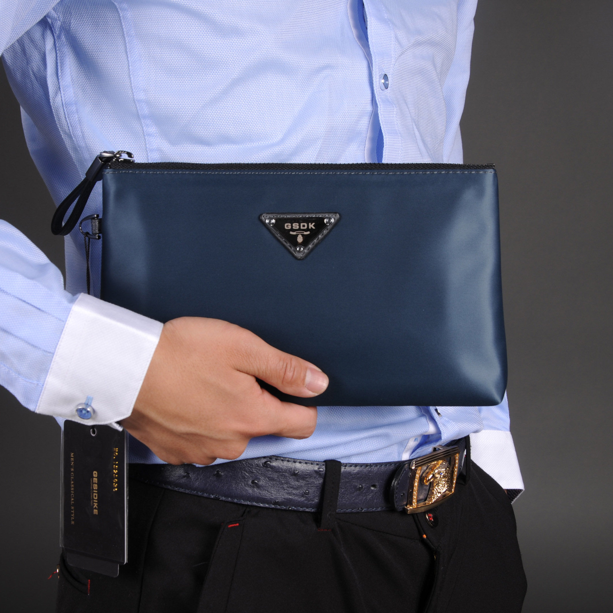 有钱人包里放一包中华烟什么意思?贼强悍，后悔才知道