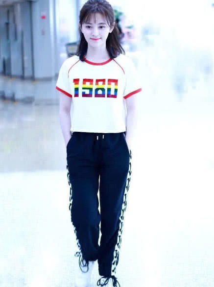 鞠婧祎的裤子完全是用鞋带“缝起来”的,网友:怎么这么时尚