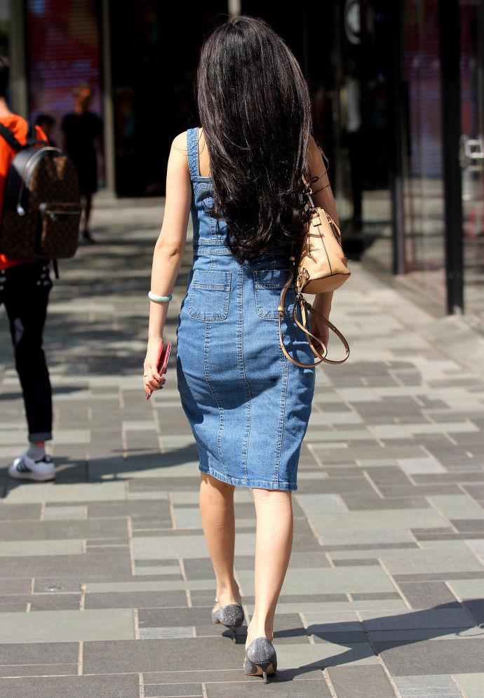 街拍美女，靓丽牛仔裙