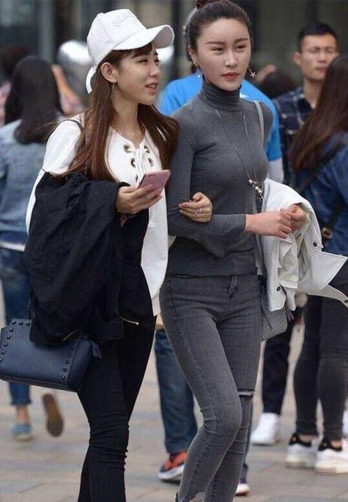 街拍：小姐姐紧身着装显出单纯秀丽，唇红齿白的时尚的美人!