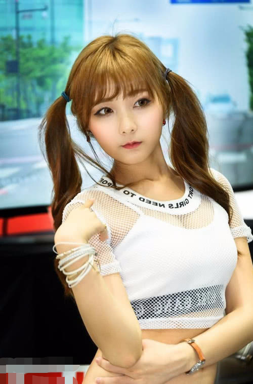 甜美小姐姐短裤穿搭，细腻感十足的肌肤，尽显修长丝滑美腿