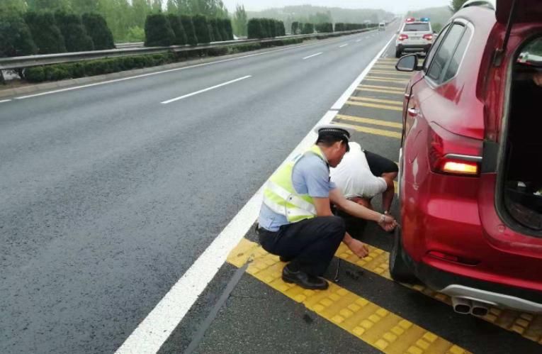 记住这种方法，哪怕你是在高速公路上爆胎，都可以安全处理