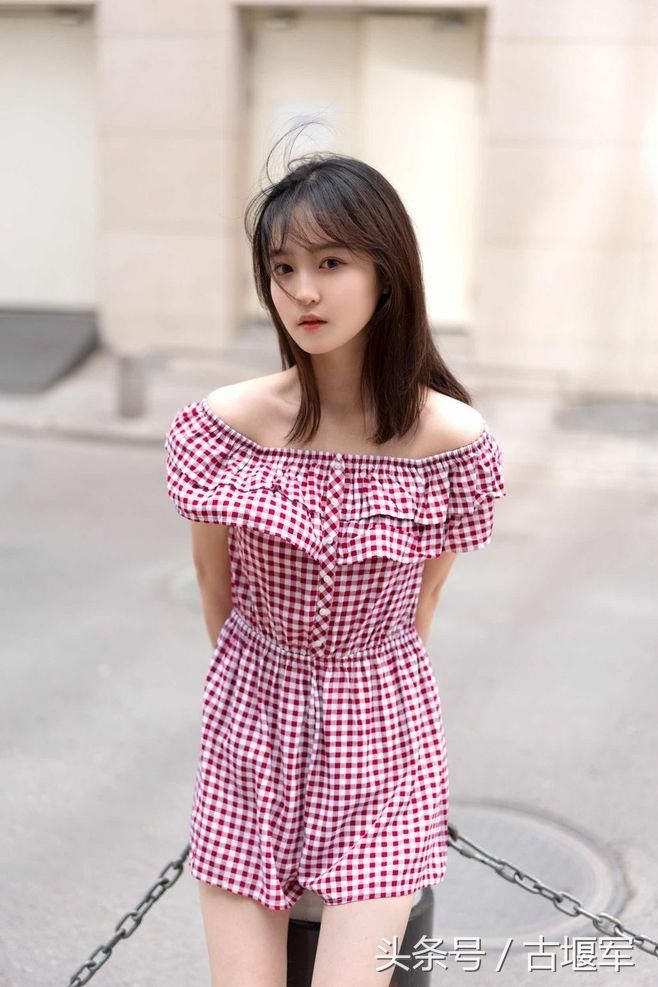 学院派美女,略带风尘气息