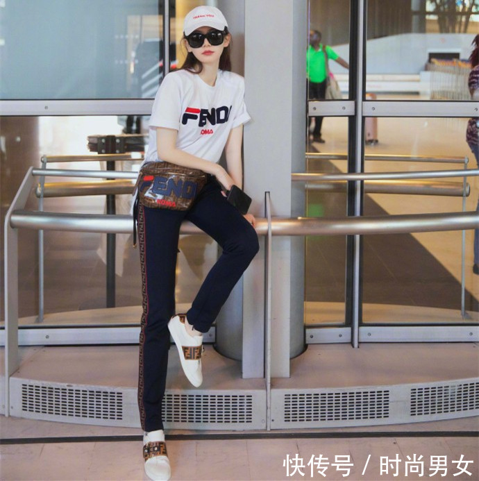 戚薇现身街头，白T配运动裤都能穿出大长腿，网友：气质真好！