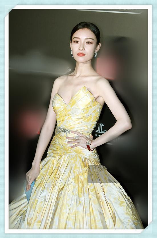 许晴宝刀未老！49岁穿抹胸裙依然艳压群芳，连倪妮都不是她对手！