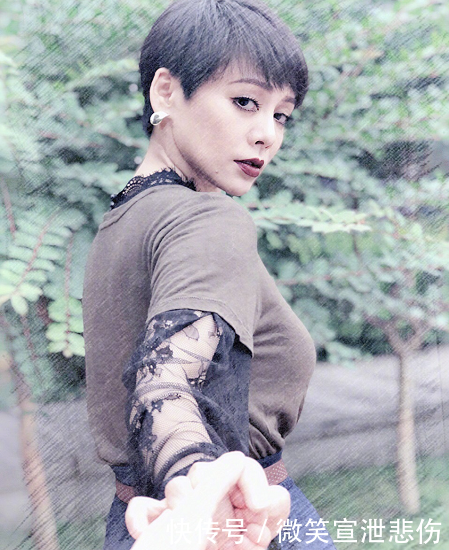 宁静因为耿直被热议，46岁的她打扮起来还是御姐，谁能说她老