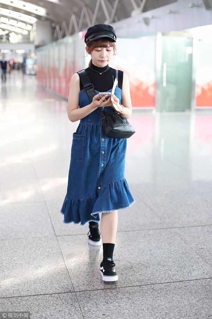 赖美云机场展衣品上一秒扮哭卖萌  下一秒眯眼笑成花露梨涡少女范