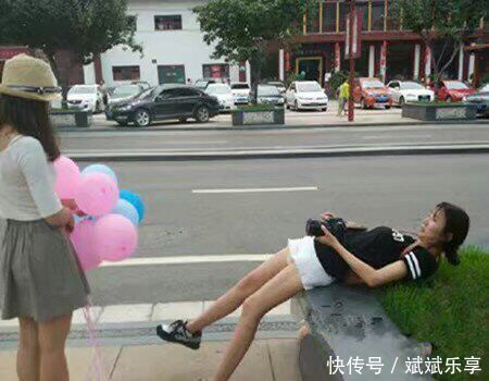 参加活动，姑娘穿着报纸做成的衣服，真是太时尚了