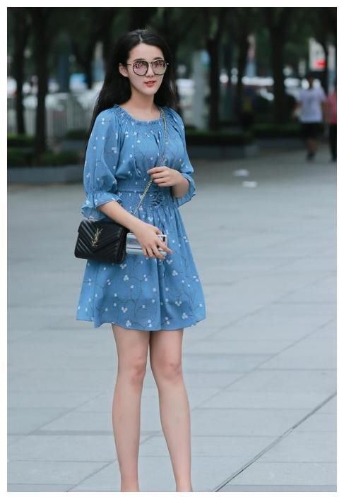 街拍：图四穿开叉超短裙，微胖有“肉感”的美腿，令人一眼难忘！