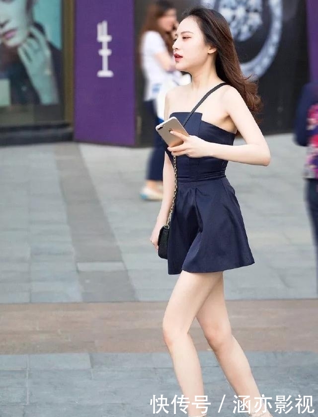  [美女]街拍：美女搭配一双黑色的简约高跟鞋，既美丽又大方