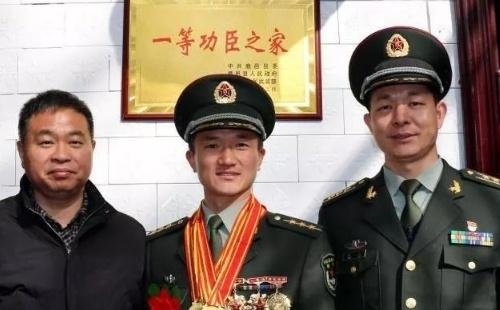他一等功2次，二等功3次，三等功4次，破6项记录，4年评优秀士兵