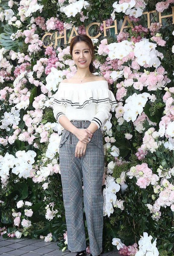 38岁董洁与42岁林心如, 同穿格子阔腿裤, 网友: 差别可真大!