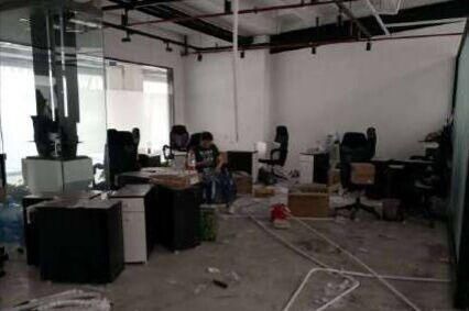 李雨桐晒公司倒闭照片被网友评论卖惨，回应：你不算人