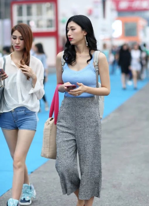 超短裤小姐姐，一个人女神范，一个知性熟女范，比身材阔腿裤美眉