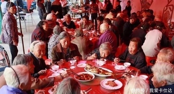  「收份子钱」以前是为了吃大餐，现在是为了去送钱，农村3种酒席