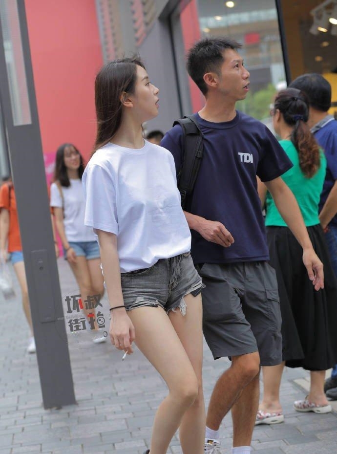 [ 男友]穿着热裤上街，网友：男友不管吗？，看似青春可爱的小美女