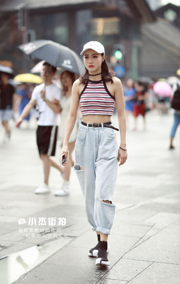 街拍:秋天的简约清新的穿搭指南,展示出自然的美!