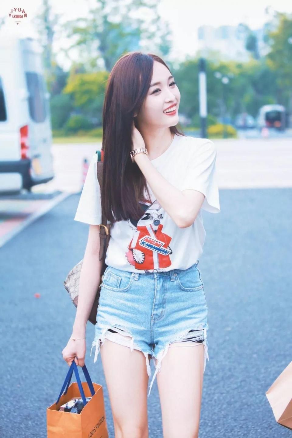 想变身元气少女不知道怎么穿?海南甜心吴宣仪手把手教你