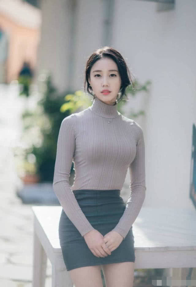 小姐姐皮裙让身材更窈窕，这个季节皮质不热吗？