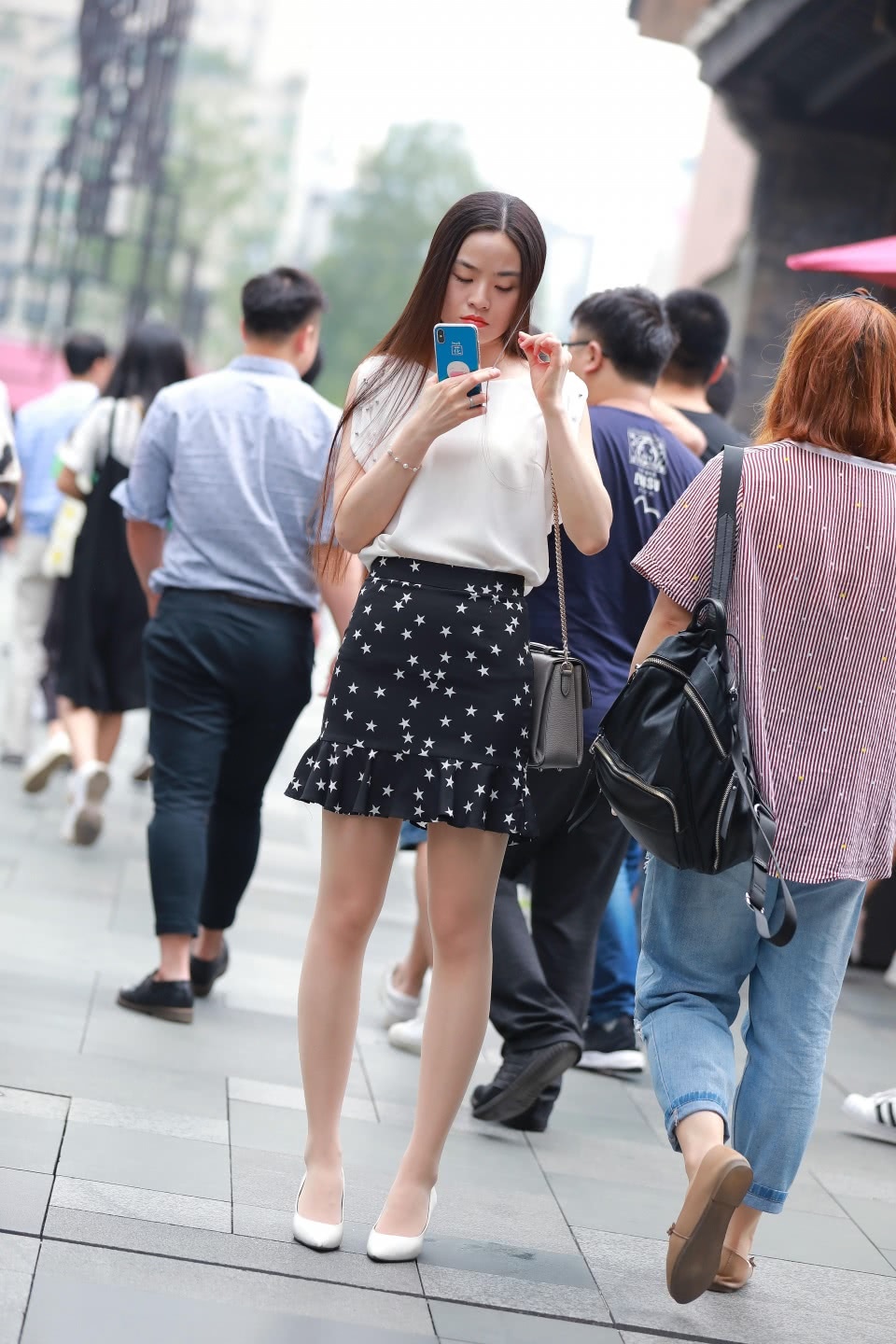 街拍：路边等人的星星裙肉丝白高美女，是在等你吗