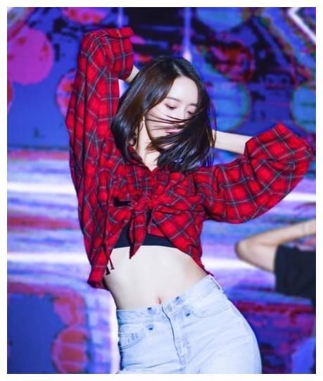 94斤林允儿和86斤郑秀妍同穿露脐装，网友：水蛇腰和A4腰的差距！