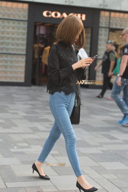 路人街拍，紧身牛仔裤小姐姐，身材凹凸有致