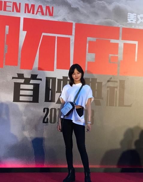 辛芷蕾真会玩！穿白T故意把腰部剪烂，网友：还不是为了炫小蛮腰