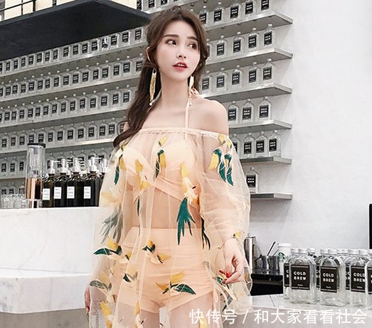 一袭白色蕾丝比基尼美女妩媚动人，优雅的气质彰显女神气息