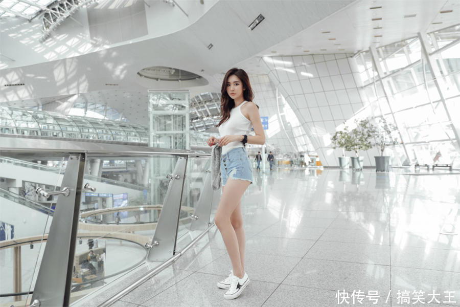 时尚街拍,气质出众的小姐姐, 曲线苗条给男人无尽的诱惑