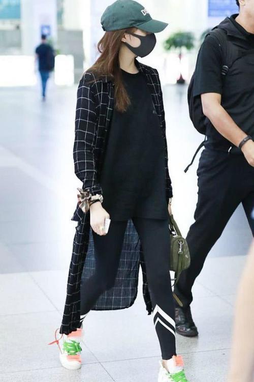 关晓彤为了显腿长，下身竟穿一条打底裤走机场，网友：气场二米八