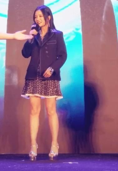 赵薇从来没瘦过，未修图的腿跟苏有朋一样粗，网友：这鞋扣勒好紧