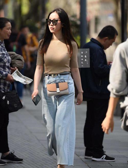 街拍：时尚小姐姐好的搭配会成为道路上的风景线，让人一见倾心！