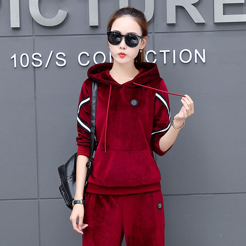 今年流行金丝绒运动卫衣，保暖还很洋气，穿上很好看