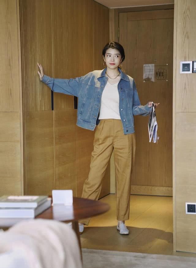  『博主』牛仔外套如何穿出高级复古风？学三木博主搭配卡其色长裤，太美了