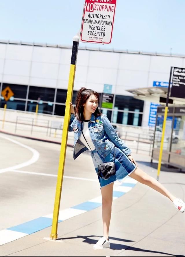 杨紫又瘦了！牛仔裙穿出新高度，网友：还要套条短裤才能固定住！