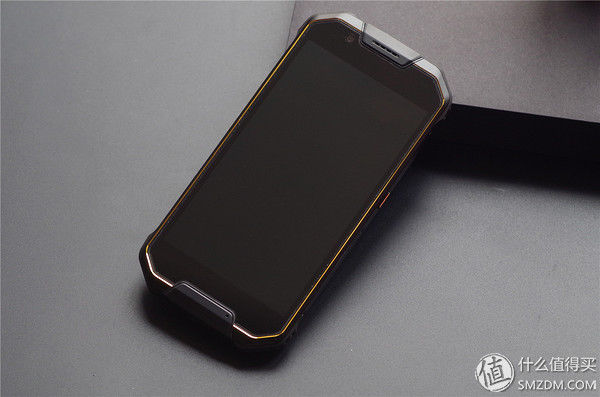 萝卜谈数码 篇二:大妈首发:摧毁一部手机有多难?三防手机MANN 8S不完全暴力测试