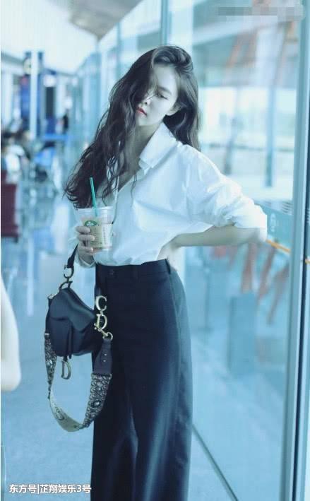 宋妍霏、王珞丹同穿白衬衫配阔腿裤，这差距原谅我不厚道地笑了！